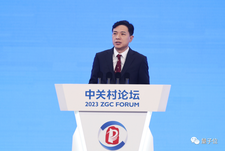 李彦宏:大模型重做百度产品,“不是整合,不是接入,而是重做,重构” 李彦宏:大模型重做百度产品,“不是整合,不是接入,而是重做,重构”