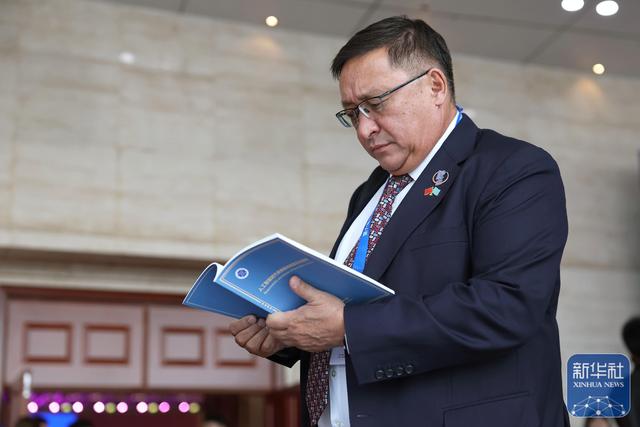 《人工智能时代新闻媒体的责任与使命》智库报告在第六届世界媒体峰会发布