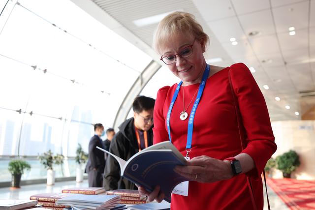 《人工智能时代新闻媒体的责任与使命》智库报告在第六届世界媒体峰会发布