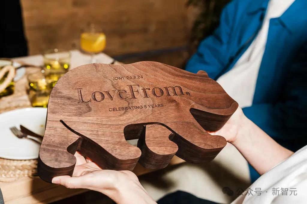 苹果前首席设计师Jony Ive与OpenAI合作,探索人工智能硬件设备新领域。 苹果前首席设计师Jony Ive与OpenAI合作,探索人工智能硬件设备新领域。