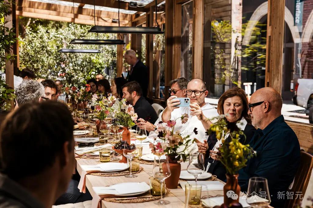 苹果前首席设计师Jony Ive与OpenAI合作,探索人工智能硬件设备新领域。 苹果前首席设计师Jony Ive与OpenAI合作,探索人工智能硬件设备新领域。