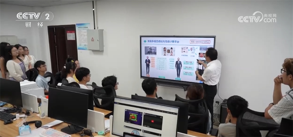 我国推动“AI+X”跨界人才培养 人工智能就业前景让相关专业热度持续攀升