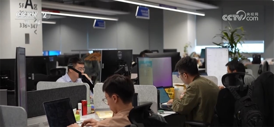 我国推动“AI+X”跨界人才培养 人工智能就业前景让相关专业热度持续攀升