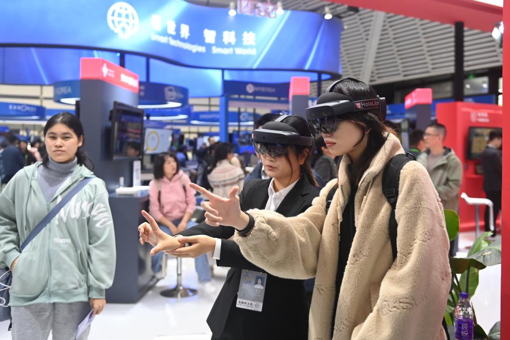 从“互联网+”到“AI+”——乌镇峰会共话人工智能新发展 从“互联网+”到“AI+”——乌镇峰会共话人工智能新发展