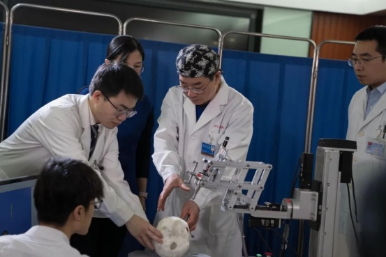 “AI+医学教育”,交医探索新医科背景下医学创新人才培养新模式 | 人工智能赋能高等教育 “AI+医学教育”,交医探索新医科背景下医学创新人才培养新模式 | 人工智能赋能高等教育