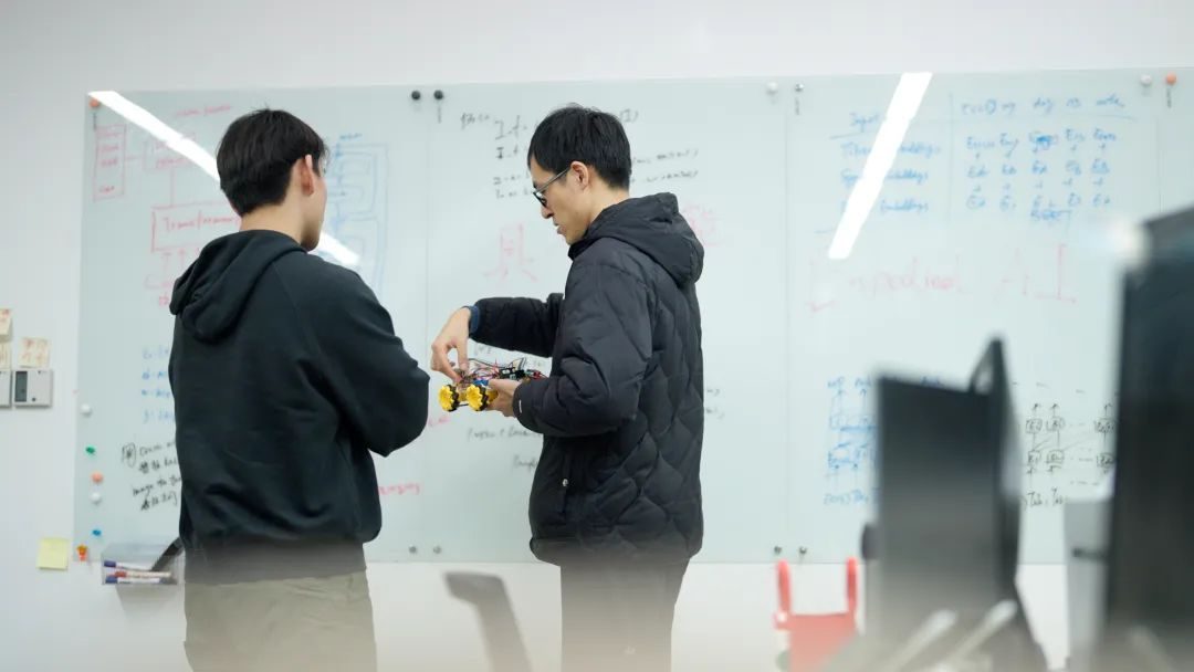 2024年秋季学期最后一节AI课,80多位复旦同学人手一个机器人 | 人工智能赋能高等教育 2024年秋季学期最后一节AI课,80多位复旦同学人手一个机器人 | 人工智能赋能高等教育