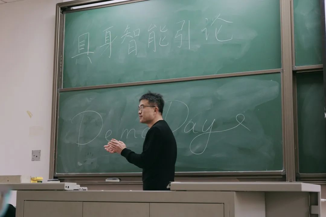 2024年秋季学期最后一节AI课,80多位复旦同学人手一个机器人 | 人工智能赋能高等教育 2024年秋季学期最后一节AI课,80多位复旦同学人手一个机器人 | 人工智能赋能高等教育