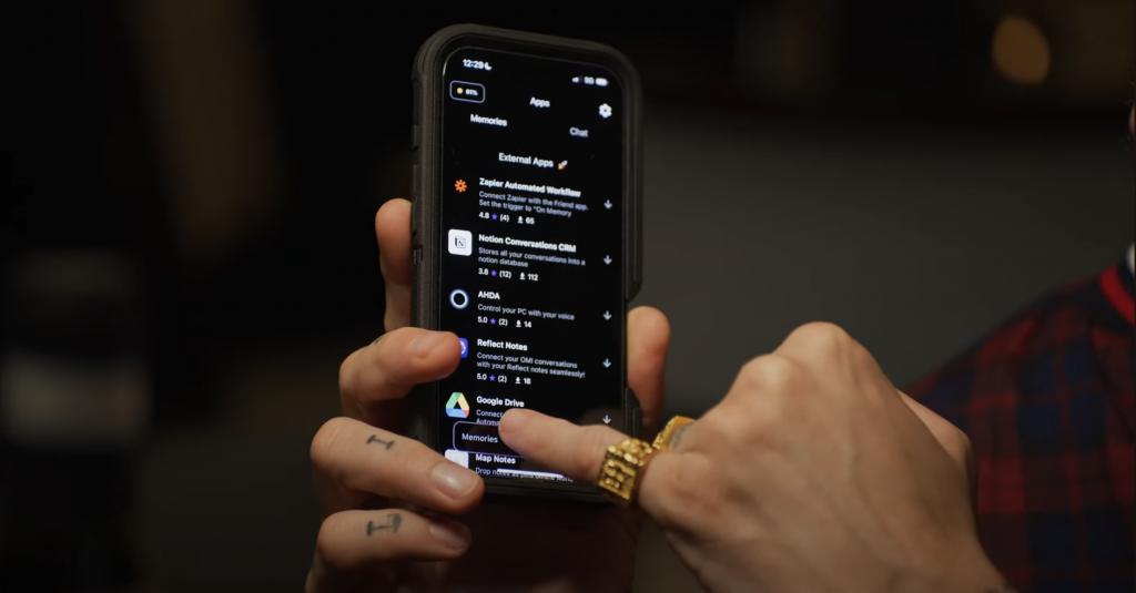 贴在头上能读心,无需唤醒出答案,这款新 AI 硬件是炒作还是未来? 贴在头上能读心,无需唤醒出答案,这款新 AI 硬件是炒作还是未来?