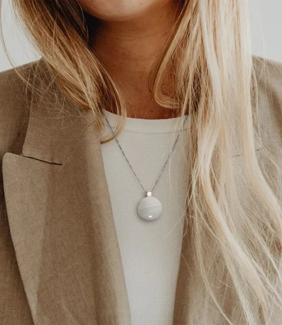 贴在头上能读心,无需唤醒出答案,这款新 AI 硬件是炒作还是未来? 贴在头上能读心,无需唤醒出答案,这款新 AI 硬件是炒作还是未来?