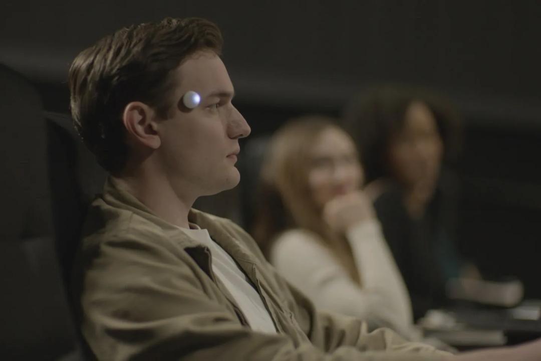 贴在头上能读心,无需唤醒出答案,这款新 AI 硬件是炒作还是未来? 贴在头上能读心,无需唤醒出答案,这款新 AI 硬件是炒作还是未来?