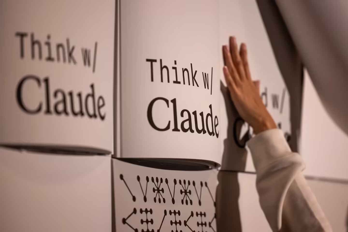 推广 Claude 遭网友狂喷，加拿大博主称使用 AI 正成为社交禁忌