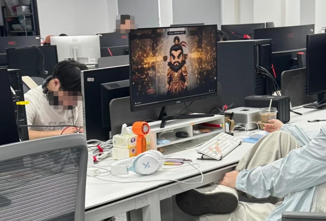 做了10年影视制片人，现在我每天陪老板搓“AI玩具”