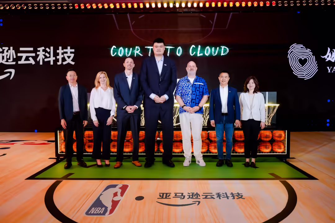 亚马逊云科技向姚明发起的姚基金捐赠 100 万美元现金及云 + AI 资源，目标培养 AI + 体育复合型人才